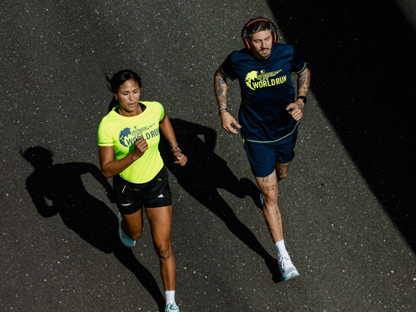 To l&oslash;bere, som k&aelig;mper for at holde sig foran udskillerbilen.