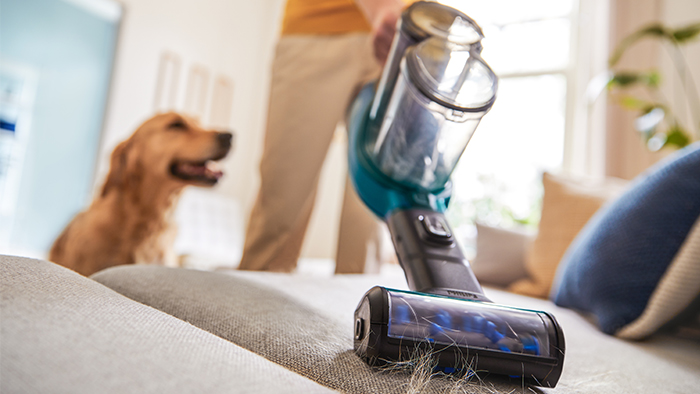 Trin et: Reng&oslash;ring af stofsofa med st&oslash;vsugning