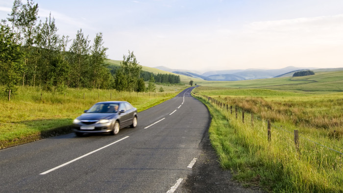 bil på vejen