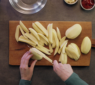 Hjemmelavede spr&oslash;de pommes frites i Airfryer