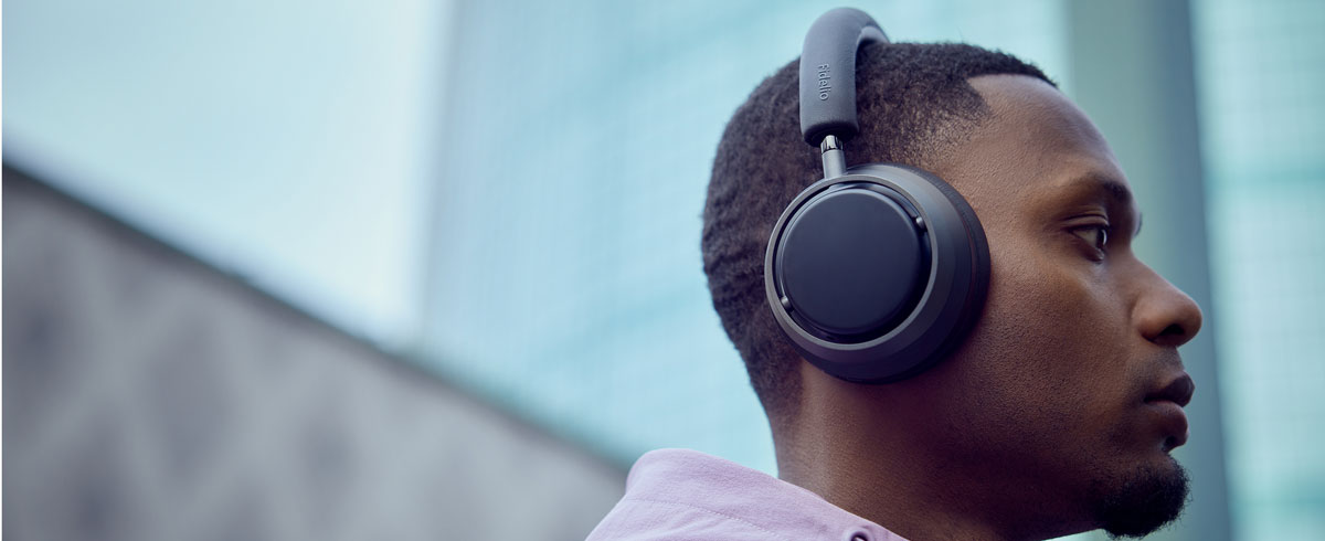 En mand lytter til musik med Philips L4-hovedtelefoner