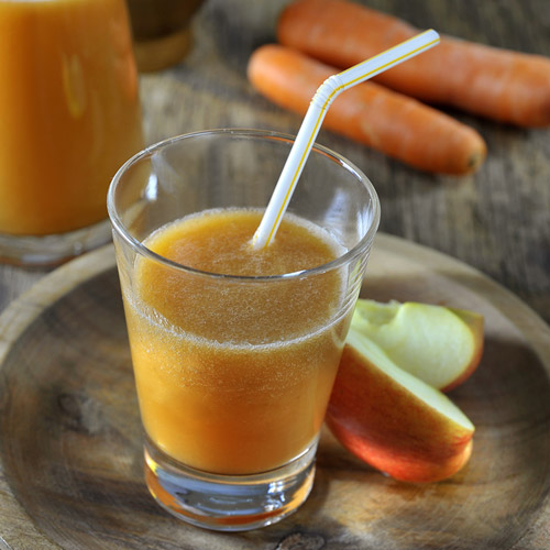 Smoothie med &aelig;ble, guler&oslash;dder og ingef&aelig;r